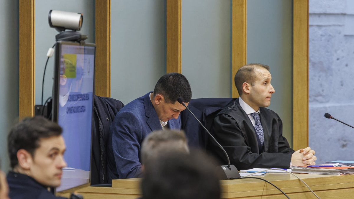 El acusado de la muerte de Sergio Delgado, en la Audiencia Provincial de Burgos, junto a su abogado.