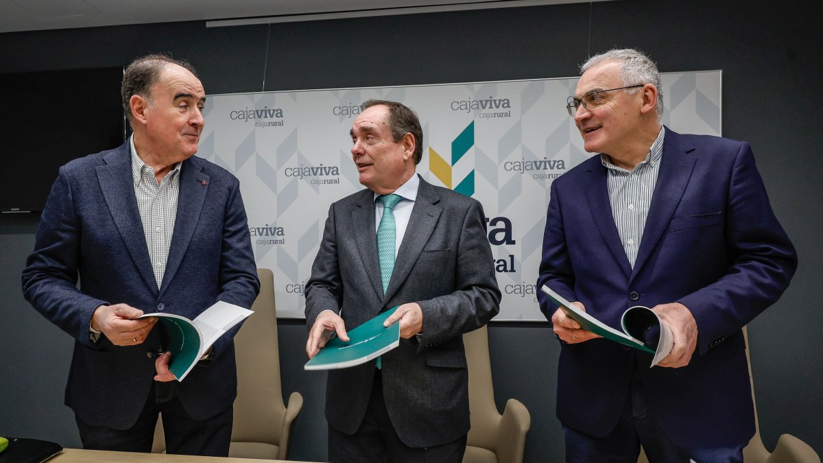Ramón Sobremonte junto con los autores del estudio Manuel Morquillas (i) y José maría Calzada de la UBU.