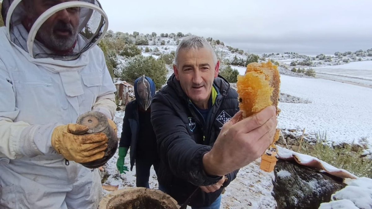 Eduardo Izquierdo es un pequeño productor de miel artesanal