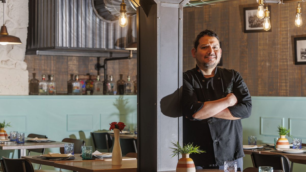 Jano Mory posa en la sala de Sabores Peruanos.