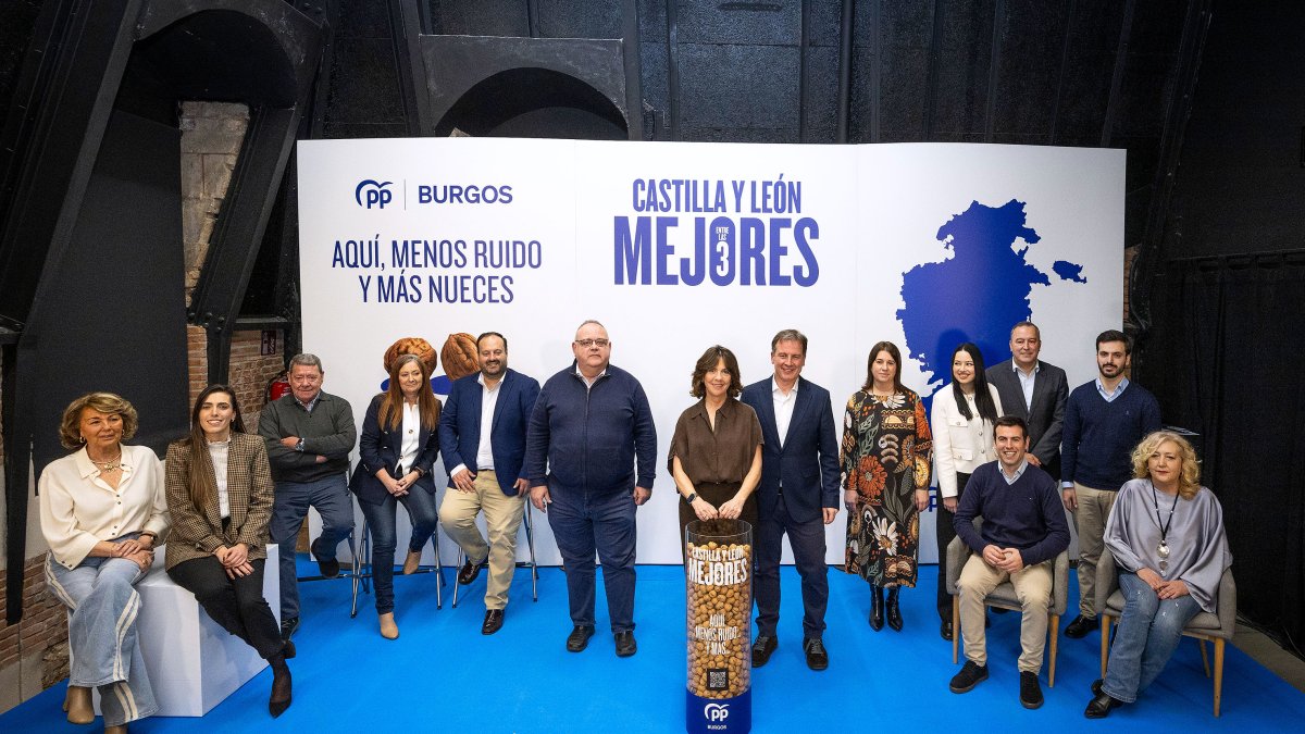 Foto de familia de los miembros de la candidatura del PP por Burgos a las elecciones del 15-M.