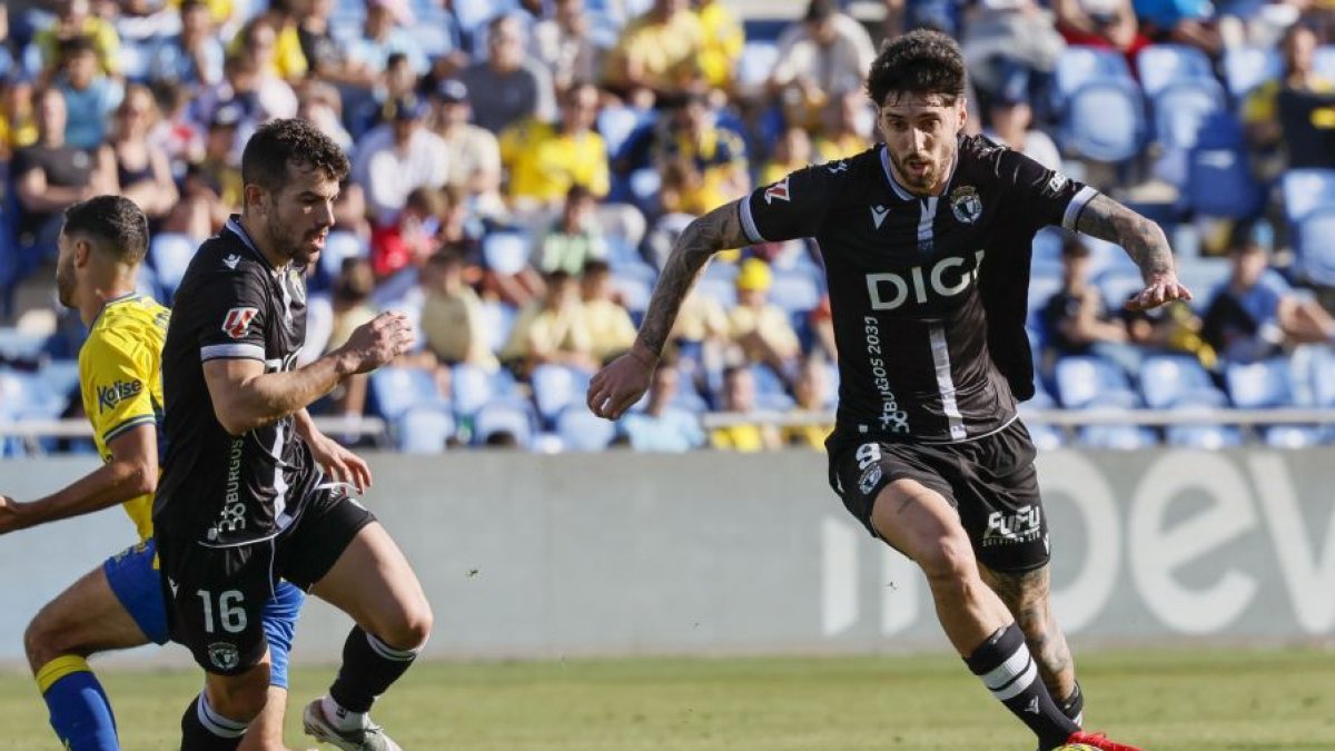 Fer Niño avanza con el balón durante el partido contra Las Palmas