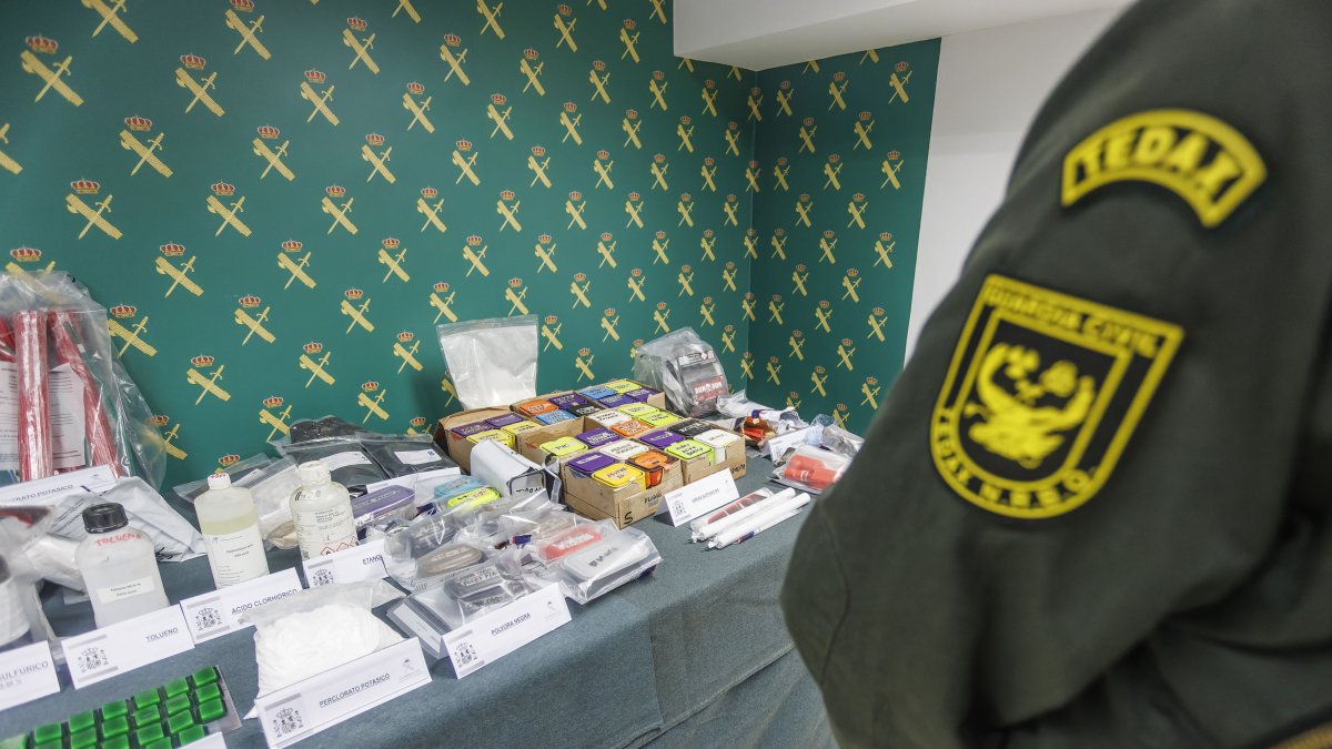 Imagen de parte del material incautado al acusado tras su detención.