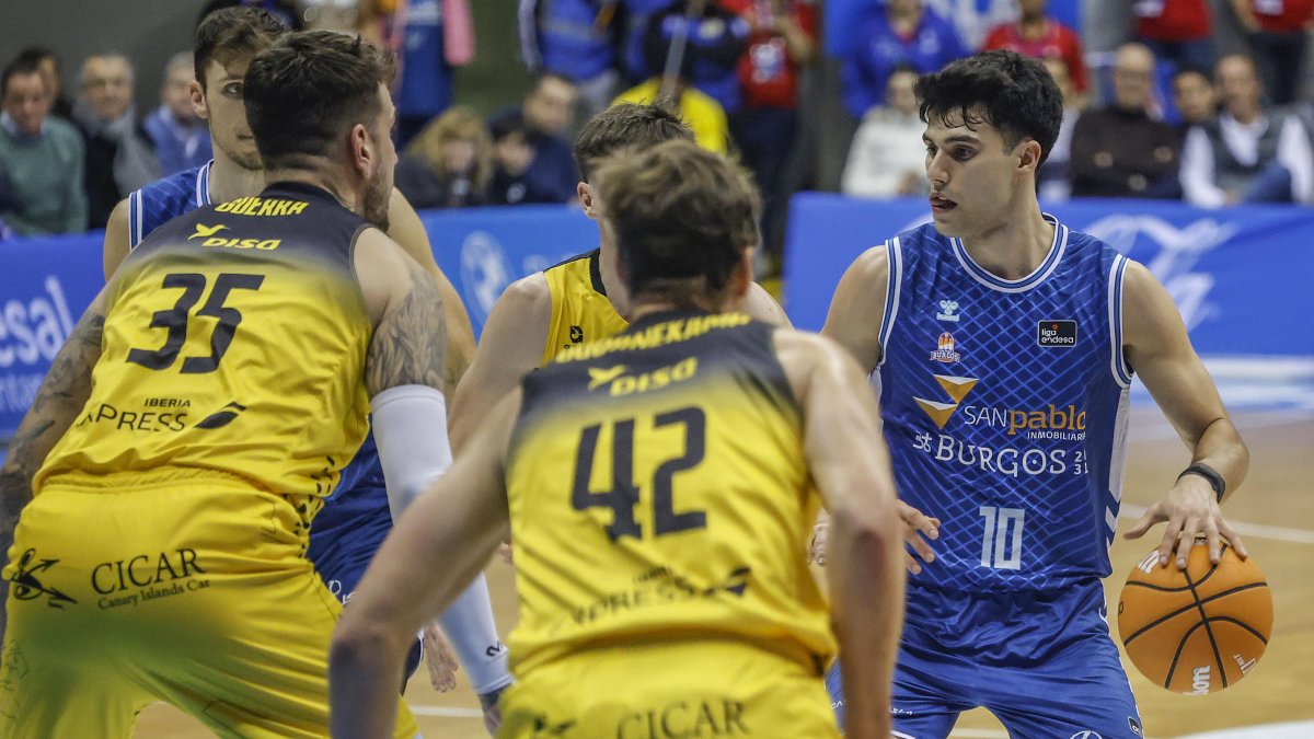 Corbalán, ante dos rivales durante el partido.