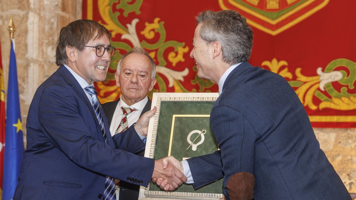 Entrega del Báculo de Oro a Jesús Aguirre, presidente de la Asociación Amigos del Camino de Santiago de Burgos.