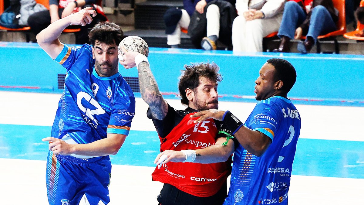 Tomás Moreira lanza a portería durante el partido.