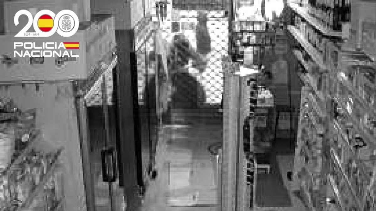 Imagen de los ladrones en el momento de forzar la entrada al local.