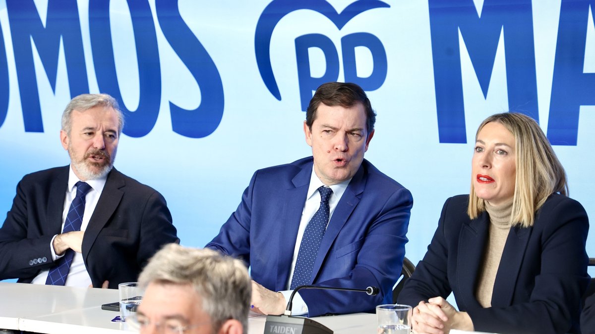 El presidente del PP de Castilla y León, Alfonso Fernández Mañueco. en la imagen junto a los ganadores de las elecciones en Aragón y Extremadura, Jorge Ascón y María Guardiola
