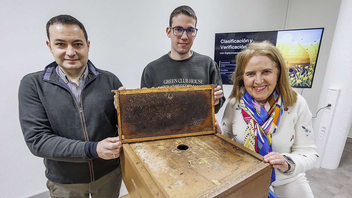En el centro, Diego Alonso, junto a Carlos Cambra y María Teresa Sancho.