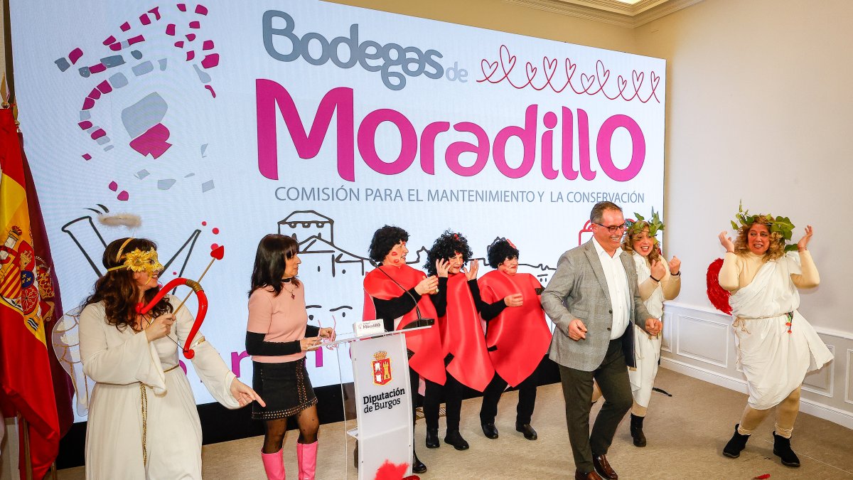 Instante de la presentación del evento amenizado por el grupo de teatro de la localidad 'Enebrando'.