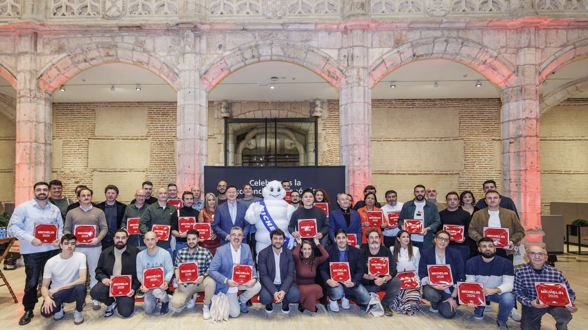 Foto de familia de los restaurantes reconocidos por la Guía Michelin que recibieron su placa en un acto organizado por Caixabank en la Casa del Cordón.