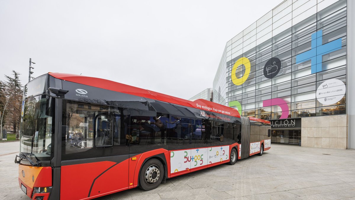 Uno de los autobuses municipales rotulado con la imagen de 'Burgos 2031'.