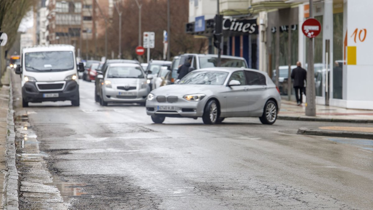 La avenida Arlanzón lleva años esperando el mantenimiento de firmes y de aceras; mientras tanto, las lluvias agravan todavía más su deterioro.
