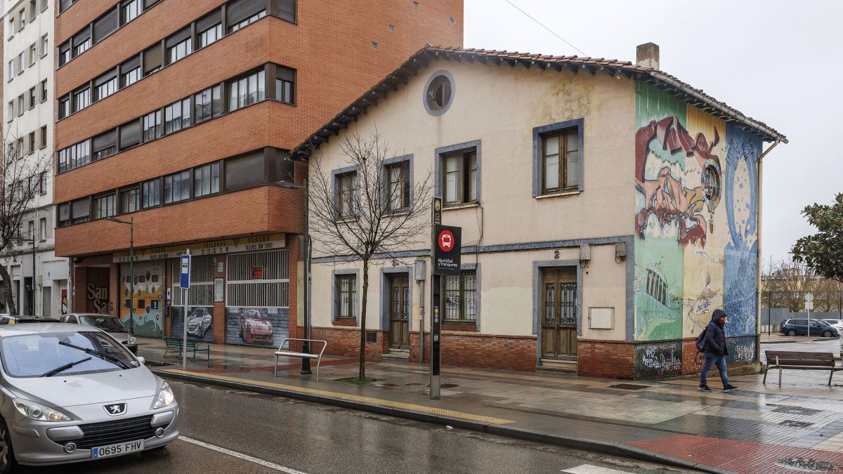 Vista del edificio municipal ubicado en el número 2 de San Pedro y San Felices en el que los vecinos exigen intervenir por el riesgo de colapso.