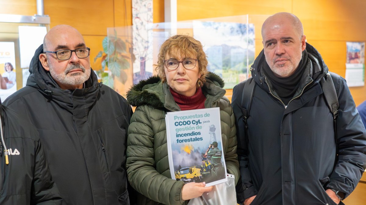 El secretario general de CCOO, Unai Sordo, junto a la secretaria general de CCOO CyL, Ana Fernández de los Muros se concentran en las puertas de la Junta tras una asamblea para delegados celebrada en la Feria de Muestras. En la imagen entregan una propuesta contra la gestión de incendios en el registro de la consejería de Medio Ambiente.
