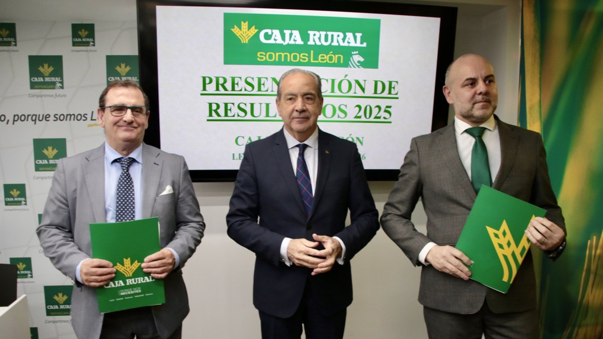 El director general de Caja Rural, Cipriano García, presenta el balance y cuenta de resultados del ejercicio 2025 de la entidad, junto al director de Comunicación y Relaciones Institucionales, Narciso Prieto, y el director territorial de Expansión, Alejandro Hidalgo Borbujo.