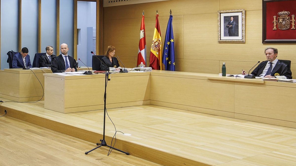 El condenado, con la cabeza gacha, y el juez Roger Redondo al inicio del juicio.