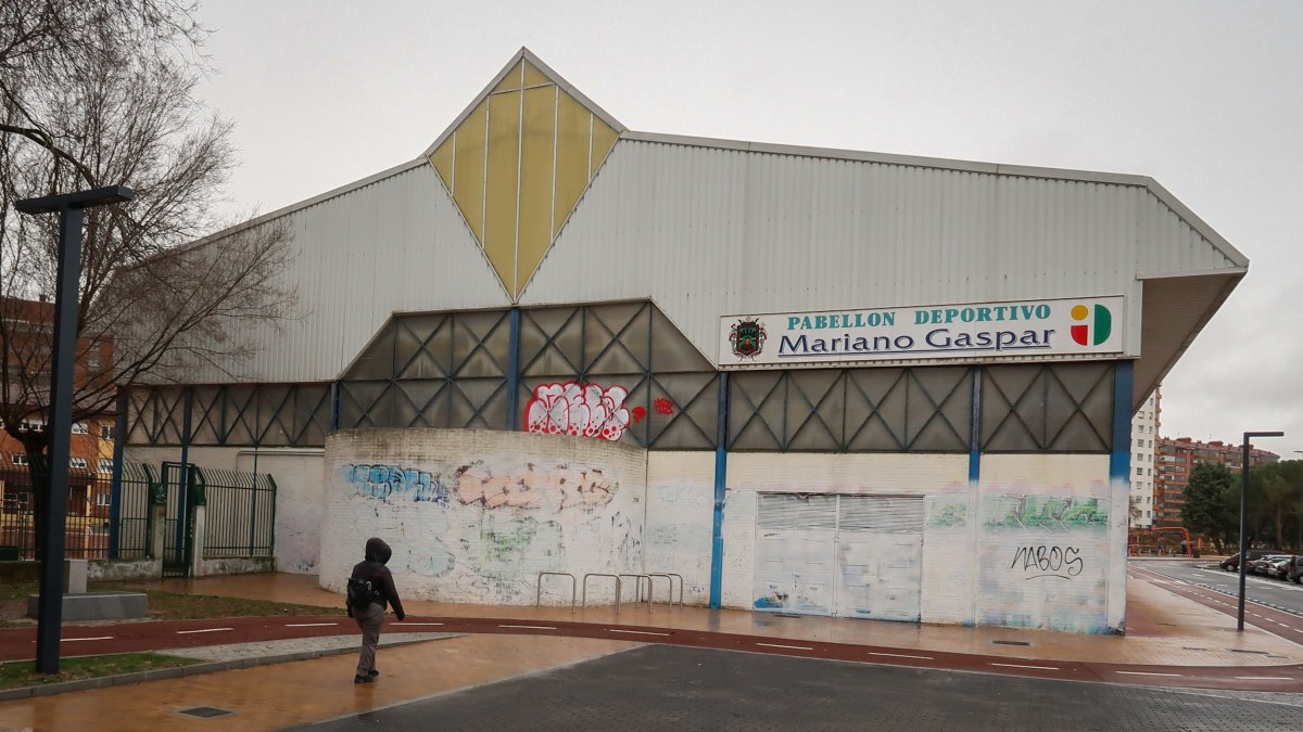 Polideportivo Mariano Gaspar, junto al Silo, que se ha clausurado unos días hasta que se pueda reparar la cubierta.