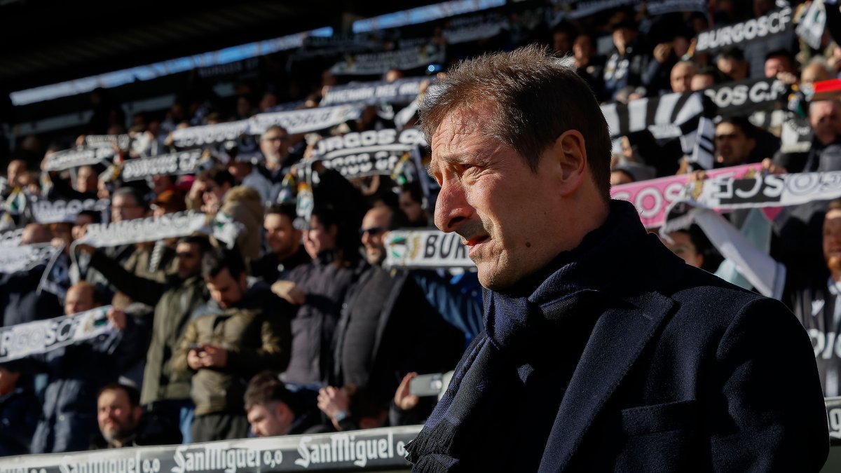 Aguarda el inicio de un partido ante el banquillo de El Plantío.