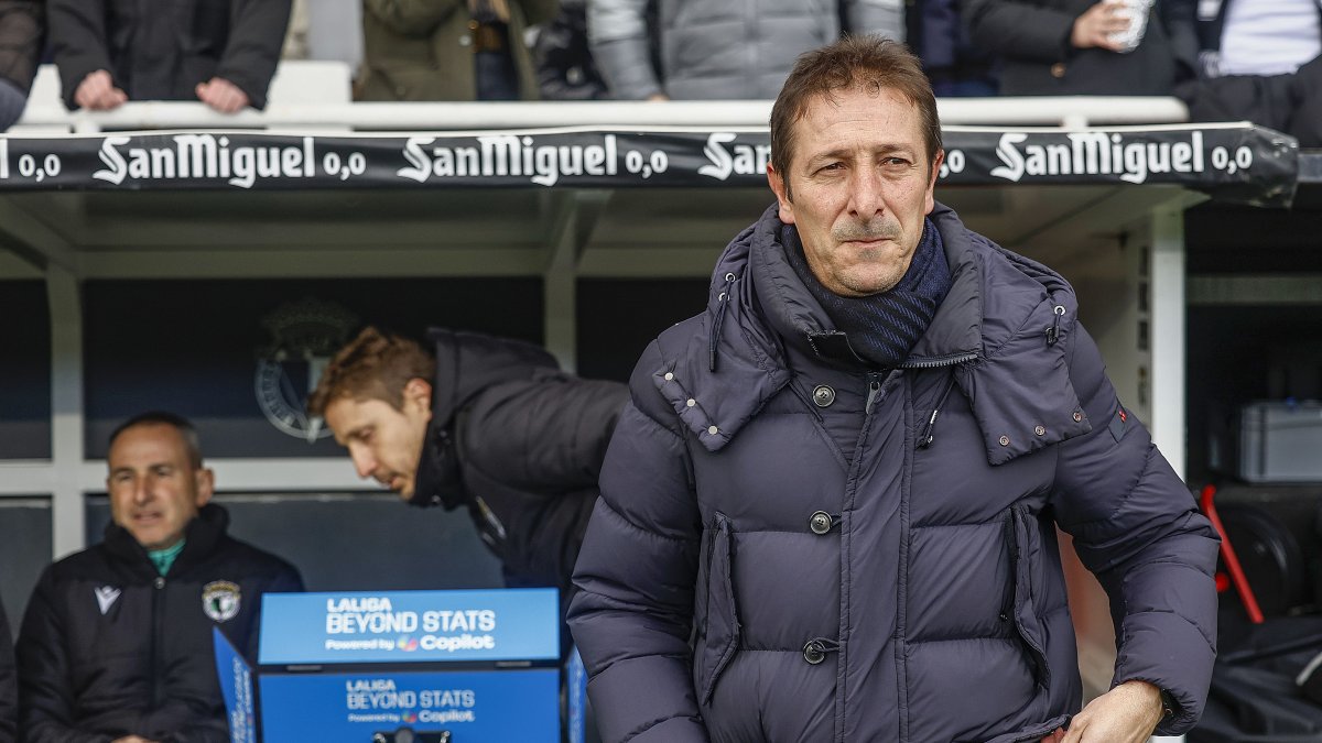 Ramis, con gesto serio frente al banquillo en el partido ante el Cádiz en El Plantío.