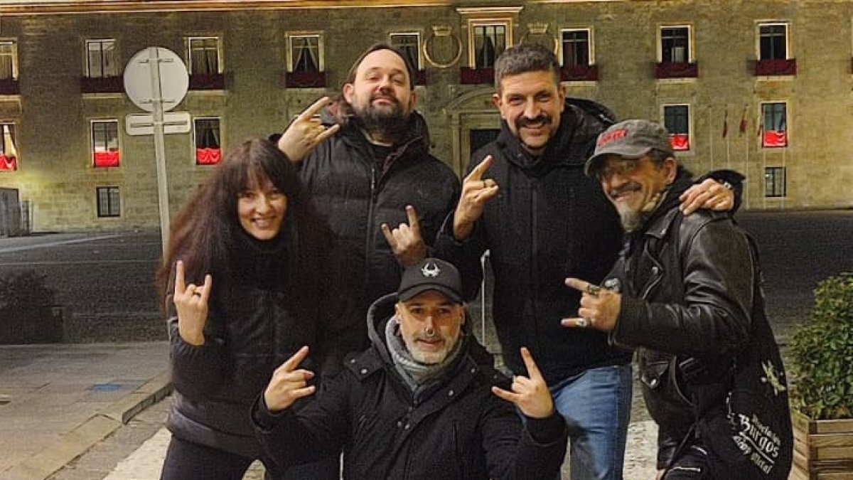 Jesús Alijo, junto a Lourdes, Yus, Trascasa y Emilio; de Burgos Heavy Metal, en la Plaza Mayor de Lerma.