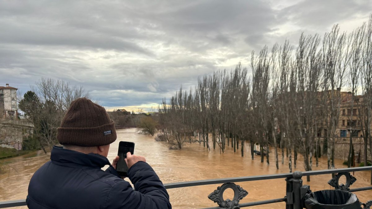 El nivel de alerta por la subida del cauce del Duero en Aranda alcanza el umbral rojo.