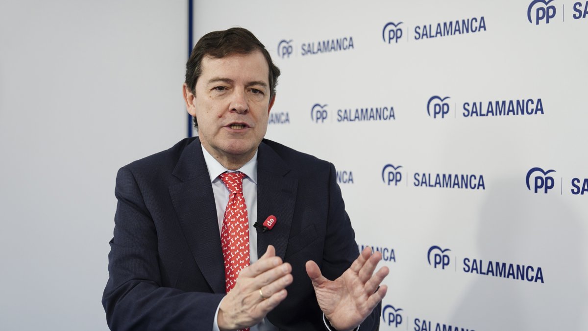 Entrevista de Europa Press en la sede del Partido Popular de Salamanca al presidente de la Junta de Castilla y León Alfonso Fernández Mañueco.