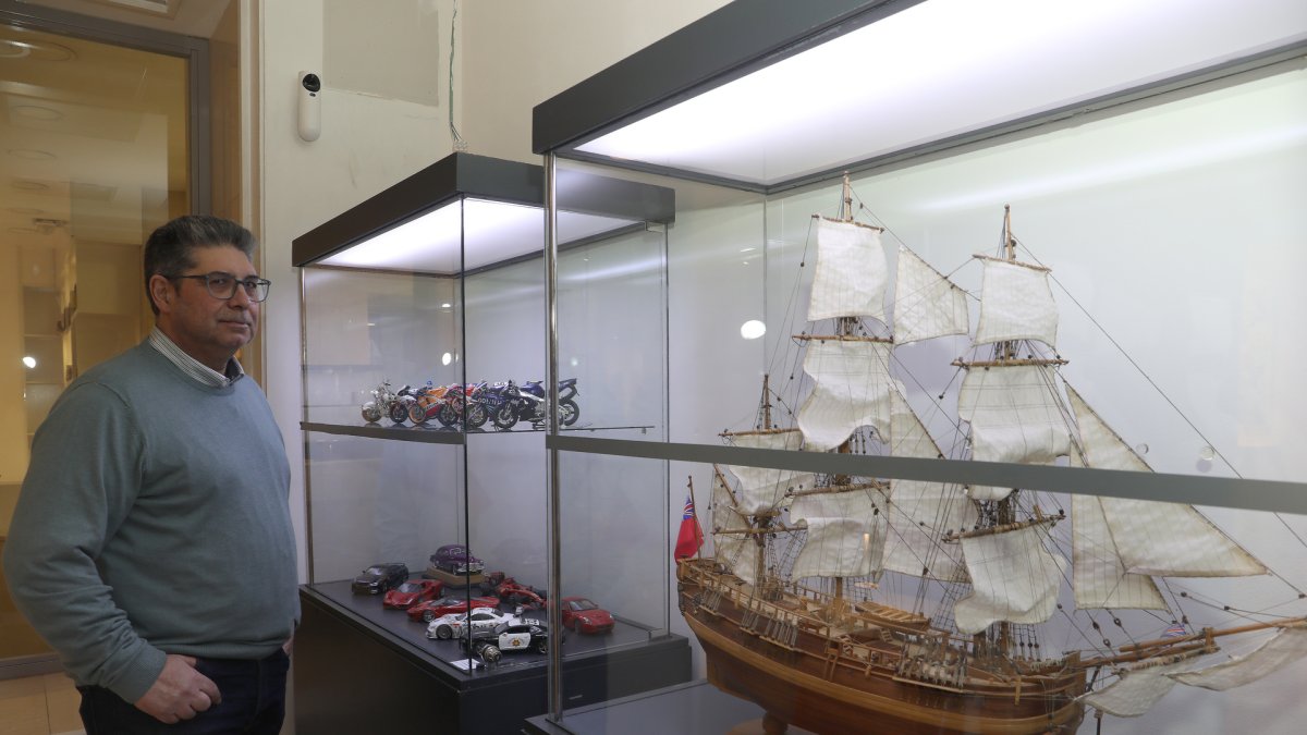 El Ateneo de Palencia acoge una exposición de miniaturas de la Asociación de Miniaturistas Asociados Palentinos que cumple 25 años dedicados al modelismo a escala, en la imagen el presidente de la asociación, Juan Pablo Gutiérrez.