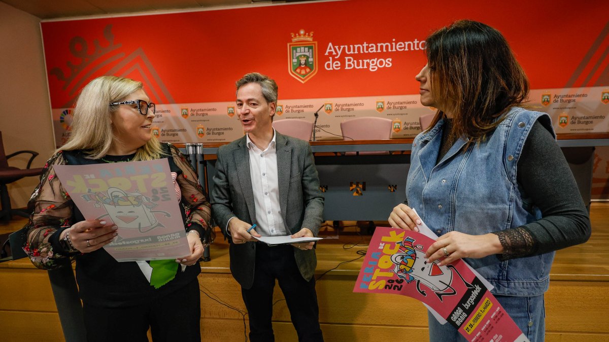 Vanesa Cuesta, de Zona G, y Patricia Gil, de Burgos Centro, con el concejal de Comercio, César Barriada.