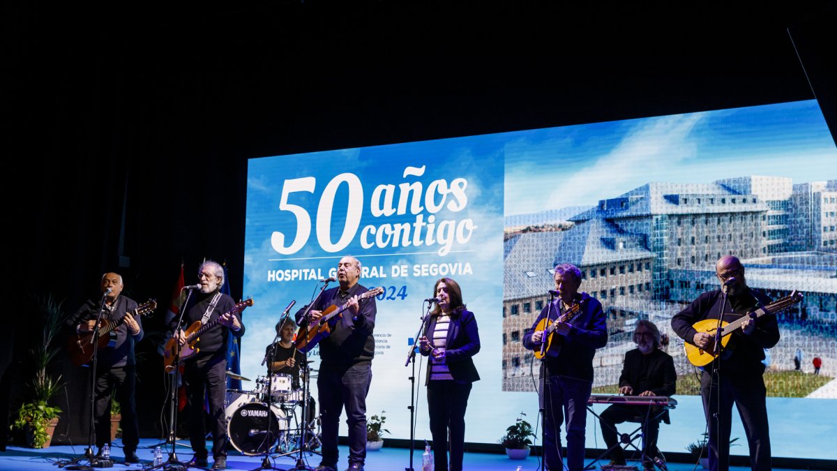 El grupo Nuevo Mester de Juglaría, durante la clausura el acto conmemorativo del 50 aniversario del Hospital General de Segovia.