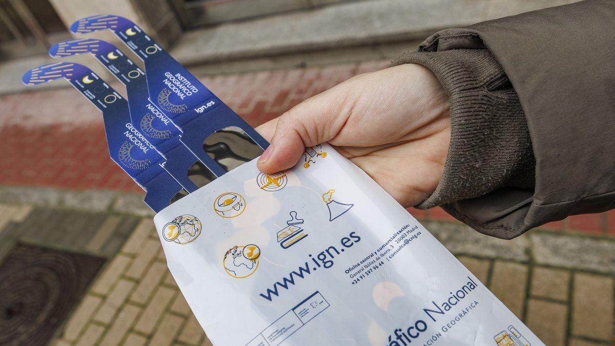 Gafas oficiales para contemplar el eclipse solar del 12 de agosto con seguridad.