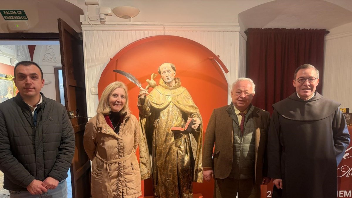 Santonja, (2 d), durante su visita a la muestra.