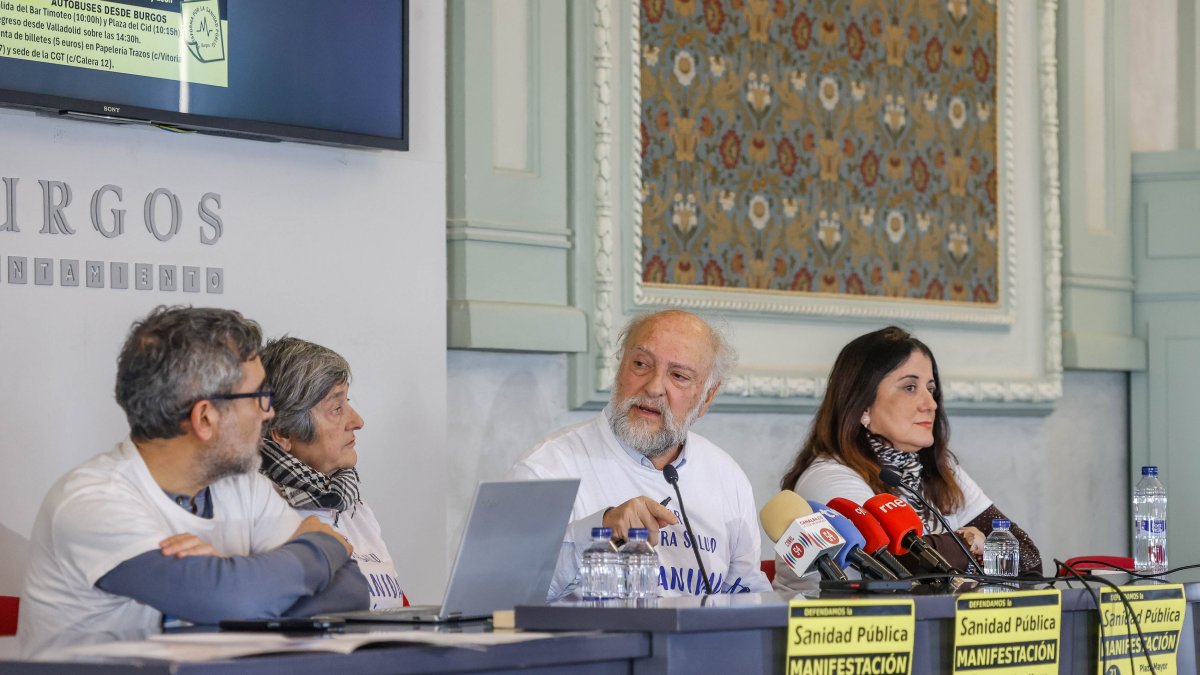 Juan Antonio Ayllón, presidente de la Plataforma por la Sanidad Pública, durante su intervención.