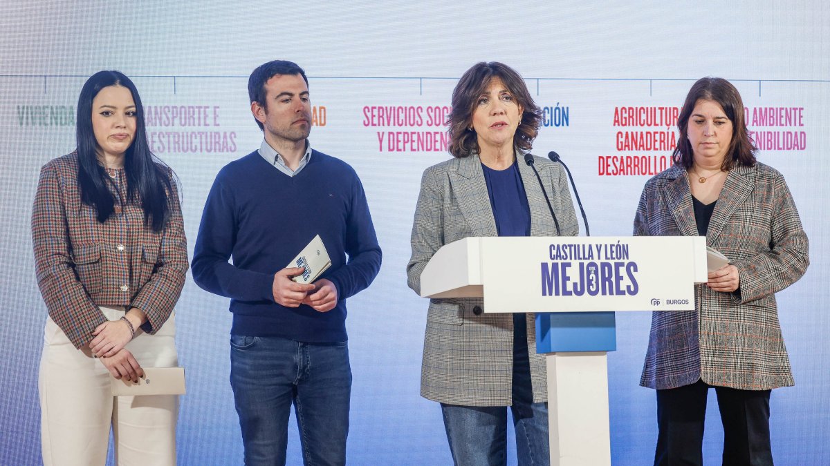 Marta Arroyo, junto a otros miembros de la candidatura.