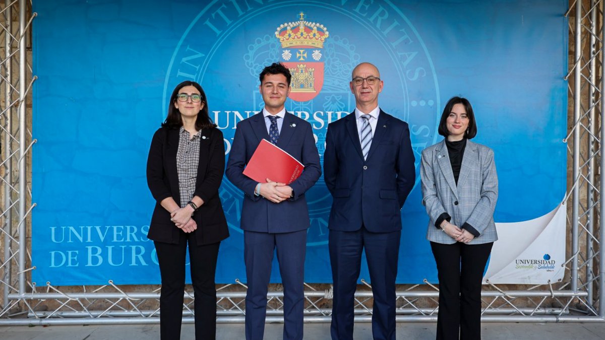 Los miembros del consejo ejecutivo del Ceubu con el rector.