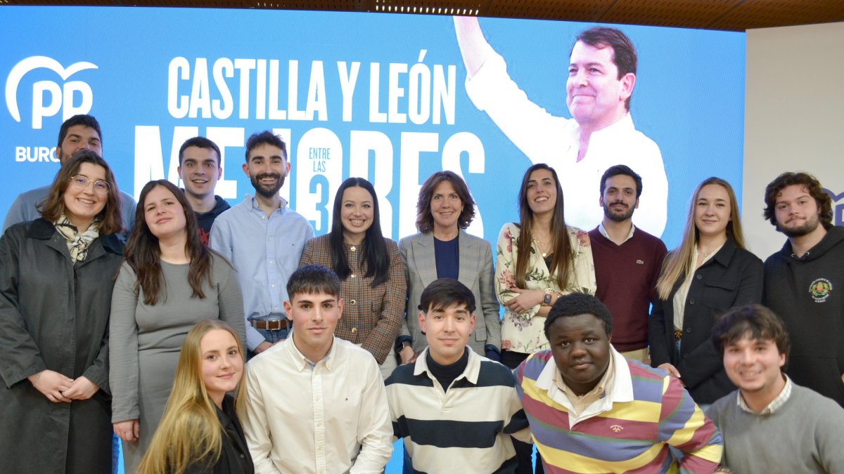 La candidata del PP de Burgos con miembros de Nuevas Generaciones.