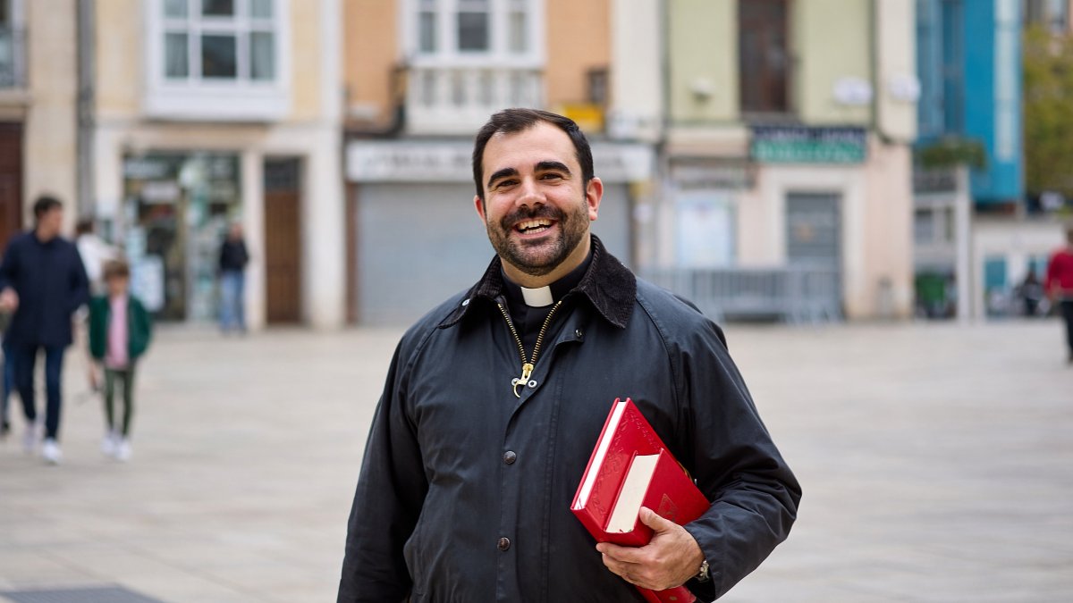 El padre Álvaro organiza misas para jóvenes, los domingos a las 19.30 horas en la Iglesia Vera Cruz y para los pequeños a las 11.15 horas en la Iglesia de Santa Catalina