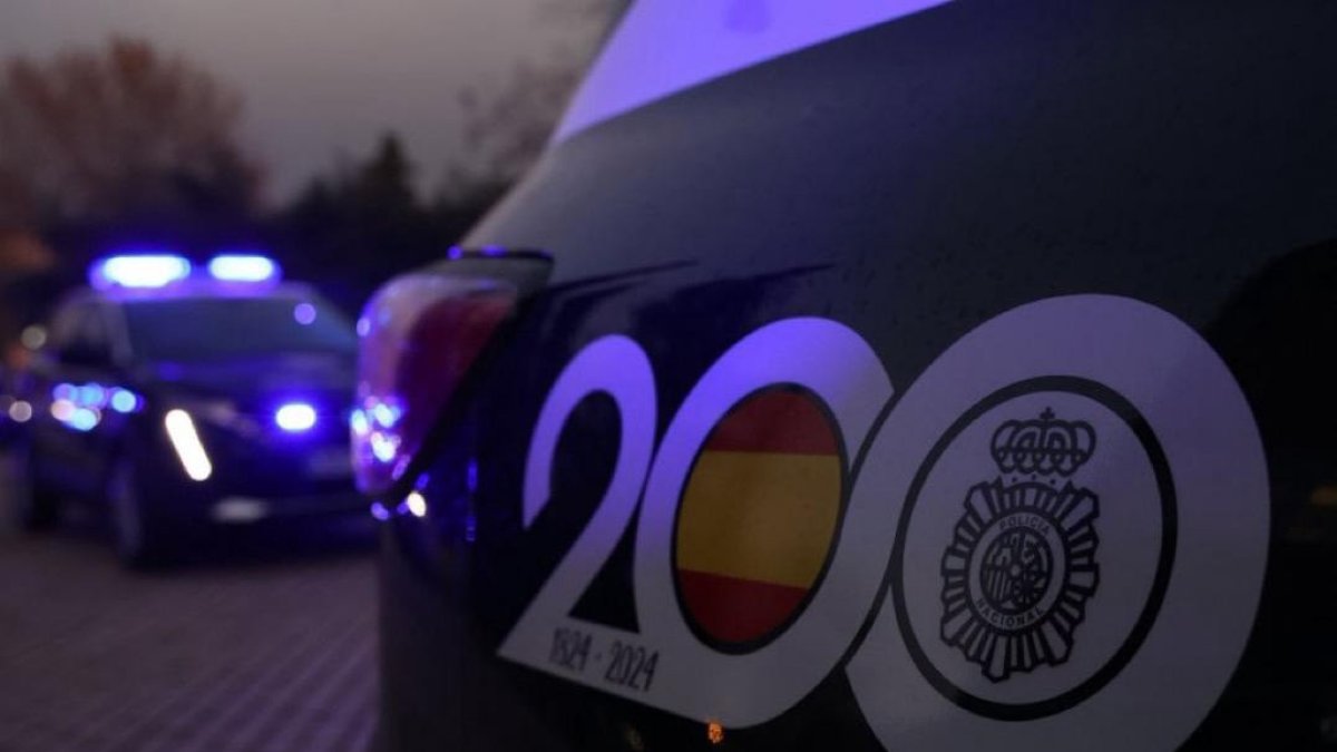 Varios coches patrulla de la Policía Nacional en Valladolid. Foto archivo.