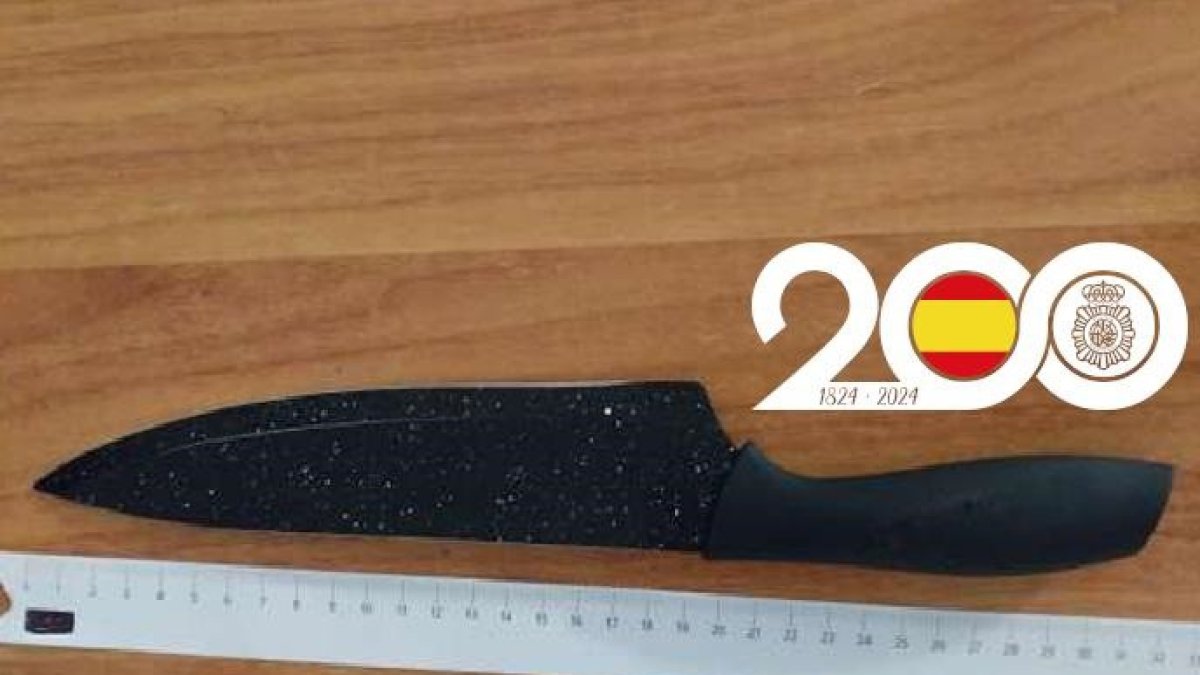 Imagen del cuchillo que el menor arrojó en su huida en Valladolid.