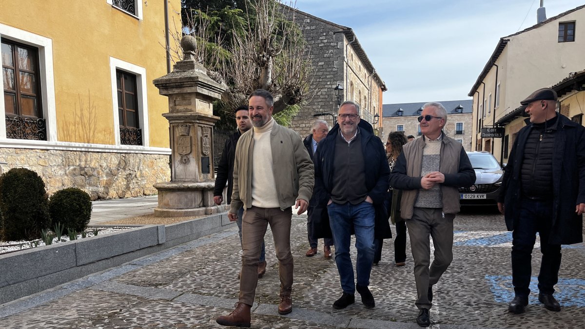 El presidente de Vox, Santiago Abascal, junto al candidato del partido a la Presidencia de la Junta, Carlos Pollán, durante su visita a Lerma (Burgos).