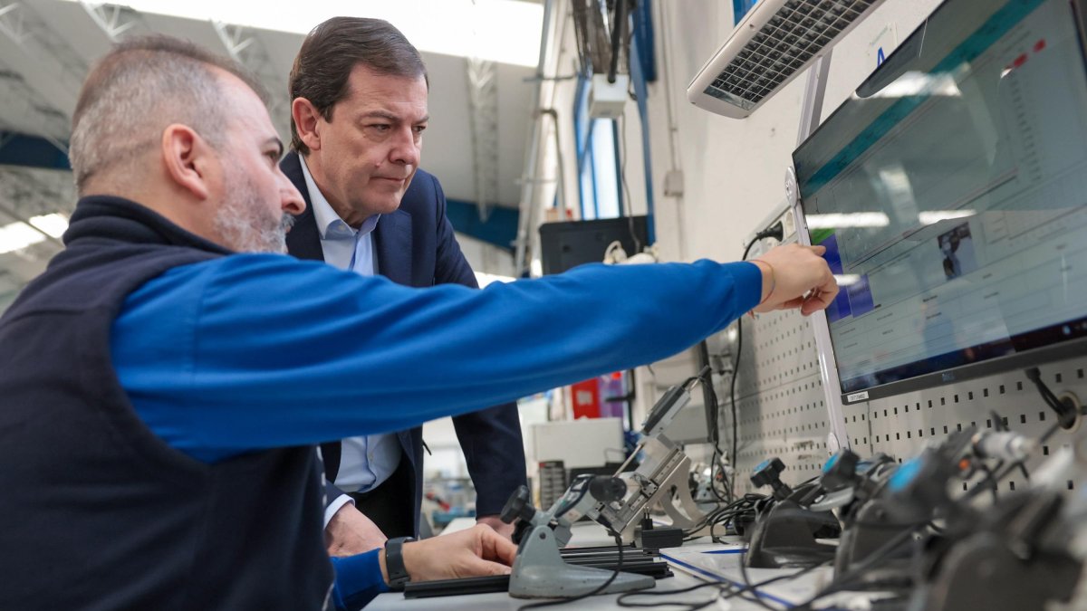 Mañueco, durante su visita a la empresa Technoform.