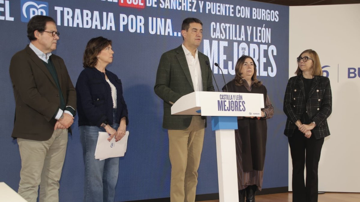 Instante de la presentación de la moción en la sede del PP de Burgos.