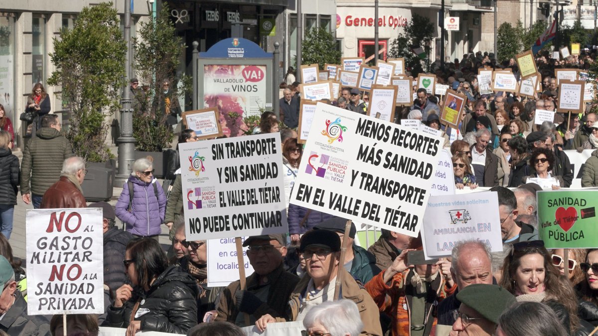 Miles de personas participan en Valladolid en una manifestación por la Sanidad Pública.