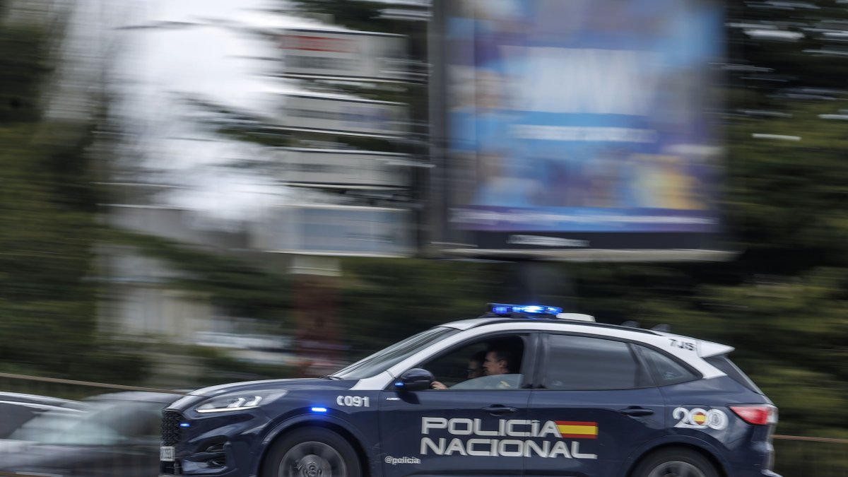 Dos policías nacionales reaniman a una mujer tras atragantarse en Miranda de Ebro. 