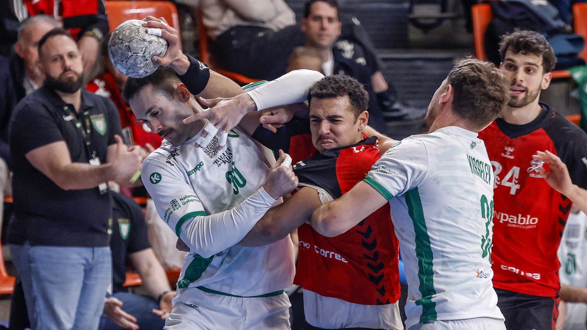 João Furtado trata de zafarse de la defensa para lanzar a portería.