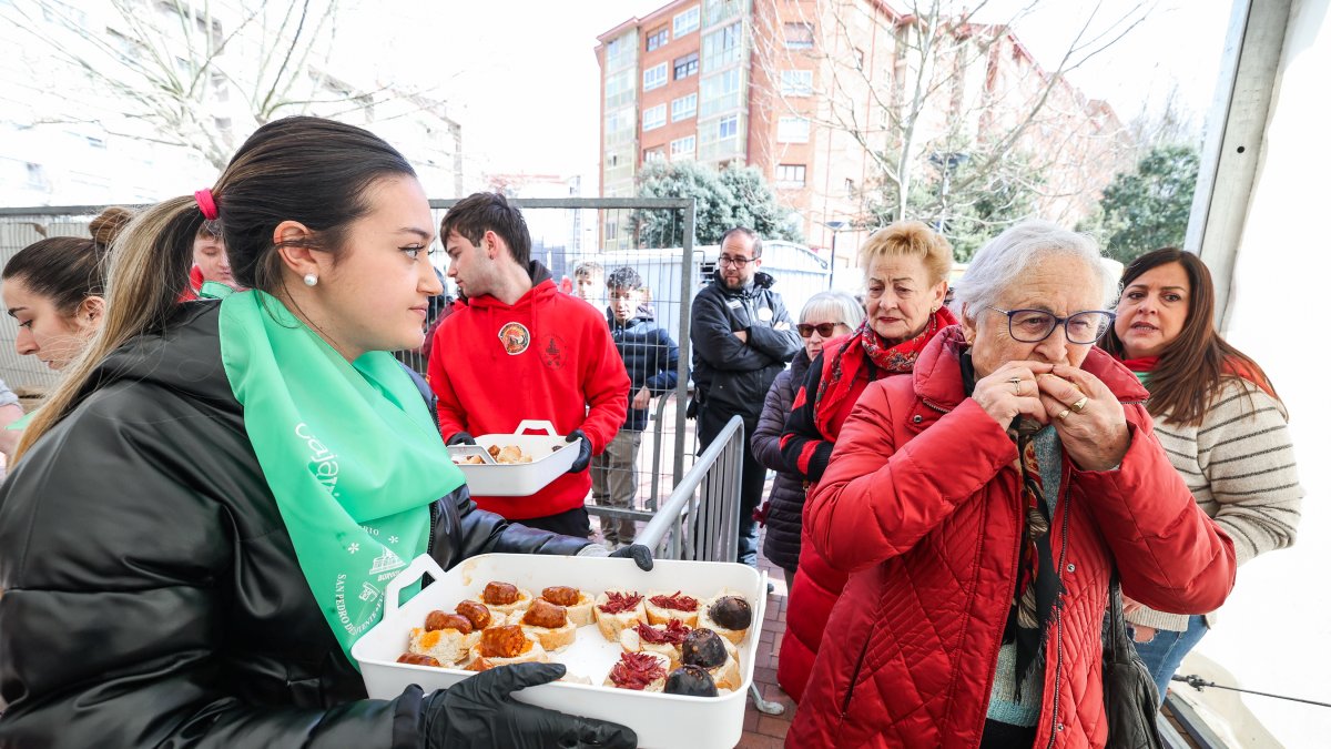 Instante del reparto de la cecina.