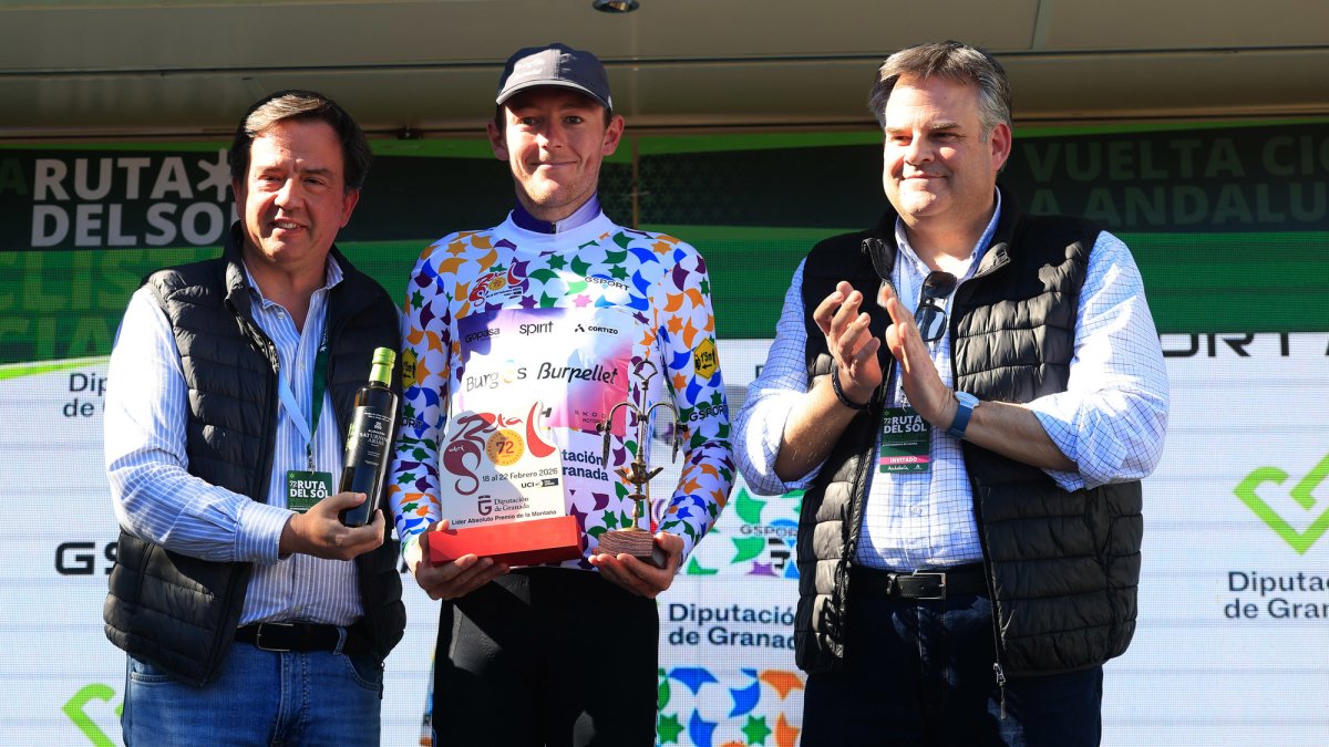 Josh Burnett, en el podio de Lucena como mejor escalador de la carrera.