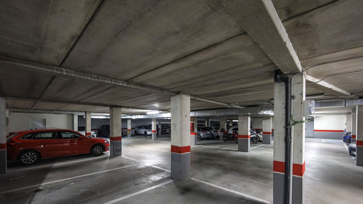 Garaje comunitario en el centro de Burgos, donde el alquiler de plazas se encarece y refuerza su atractivo como inversión inmobiliaria.