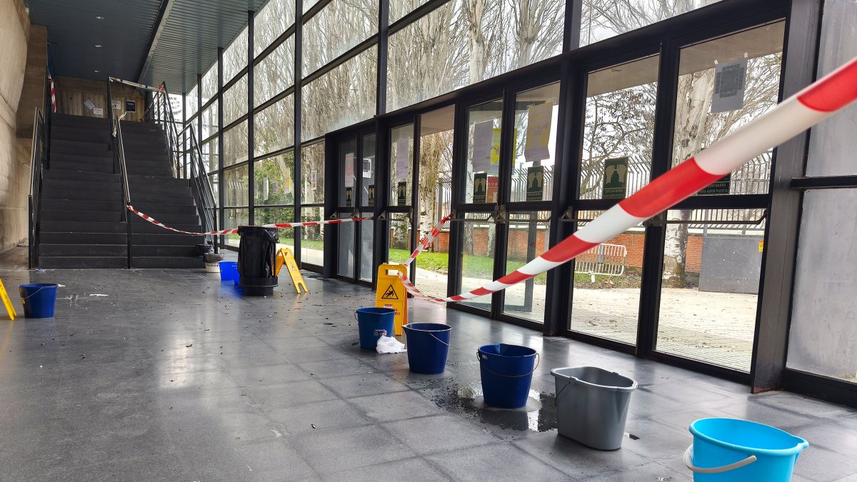 Calderos en el polideportivo El Plantío por las goteras en la cubierta.