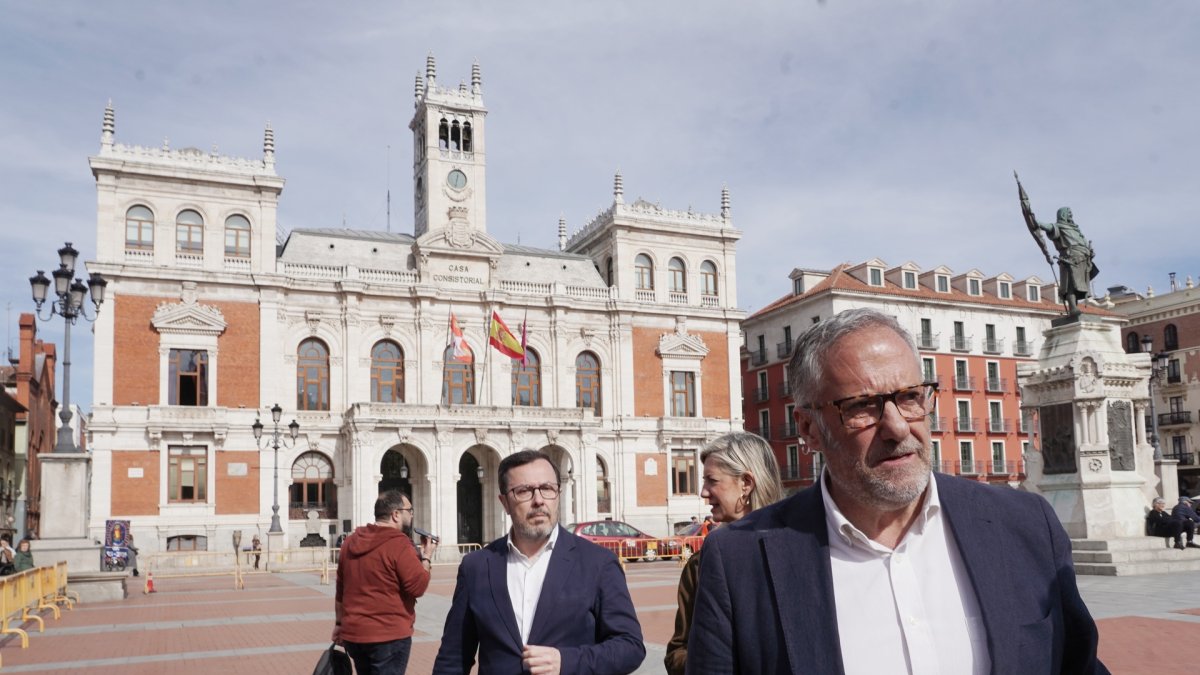 El candidato de Vox a la Presidencia de la Junta de Castilla y León, Carlos Pollán, y el portavoz nacional del partido, José Antonio Fúster, visitan Valladolid con motivo de las Elecciones del 15 de marzo.